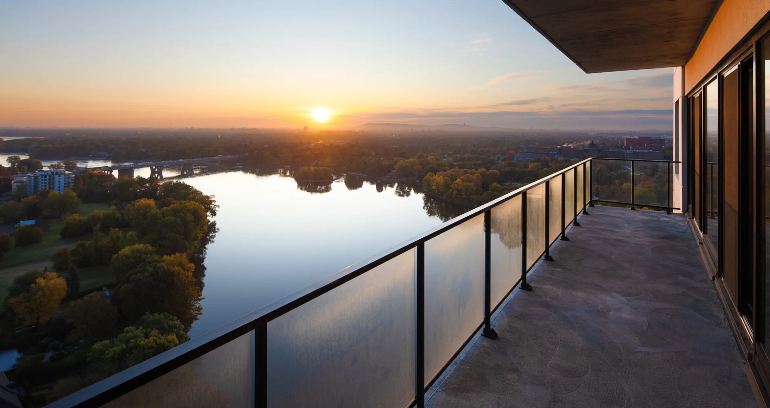 Vue d'un couché du soleil à partir d'un balcon sur le bord de l'eau