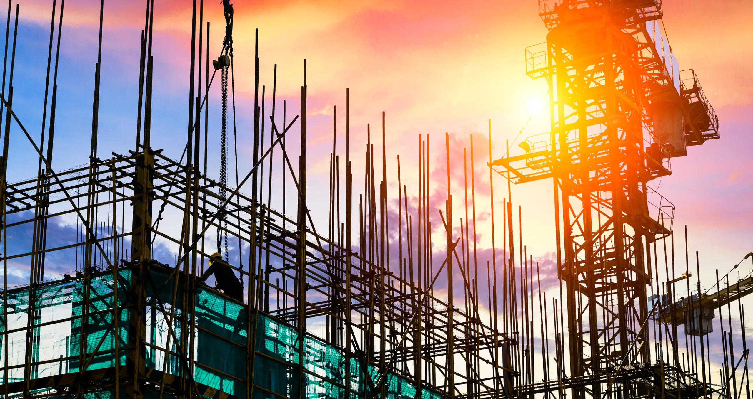 Chantier de construction au couché du soleil