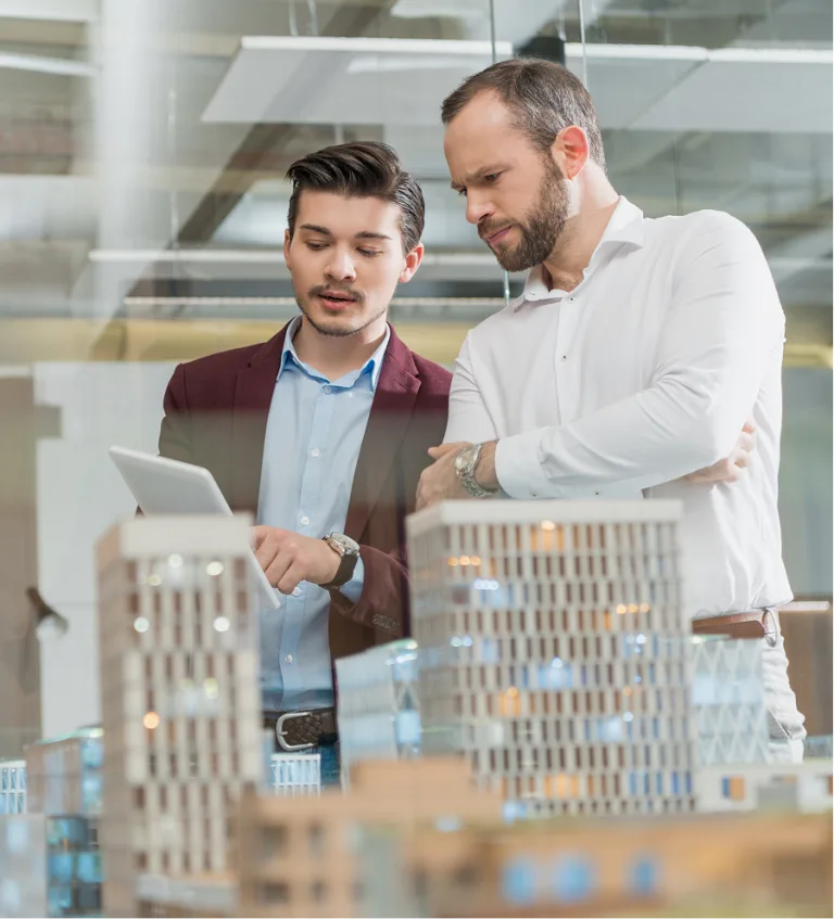 Deux architectures regardant un projet