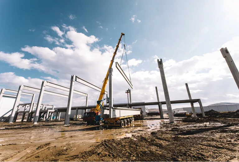Chantier de construction avec grande structure et une grue