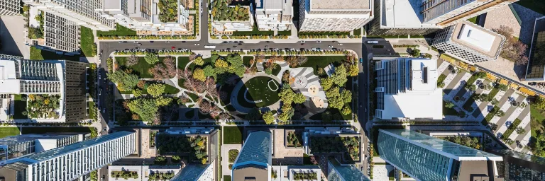 Vue aérienne d'un espace public entouré d'immeubles modernes