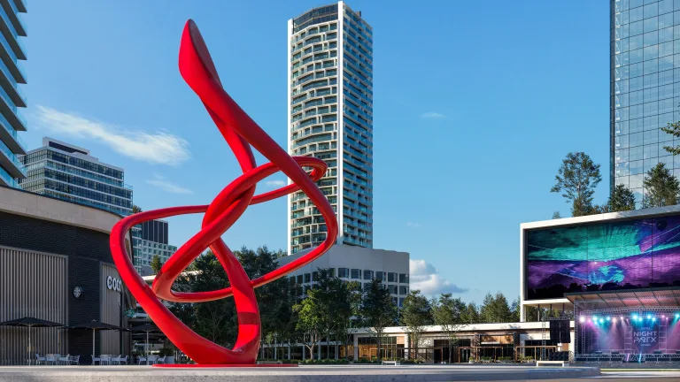 Sculpture contemporaine rouge aux Galeries Laval