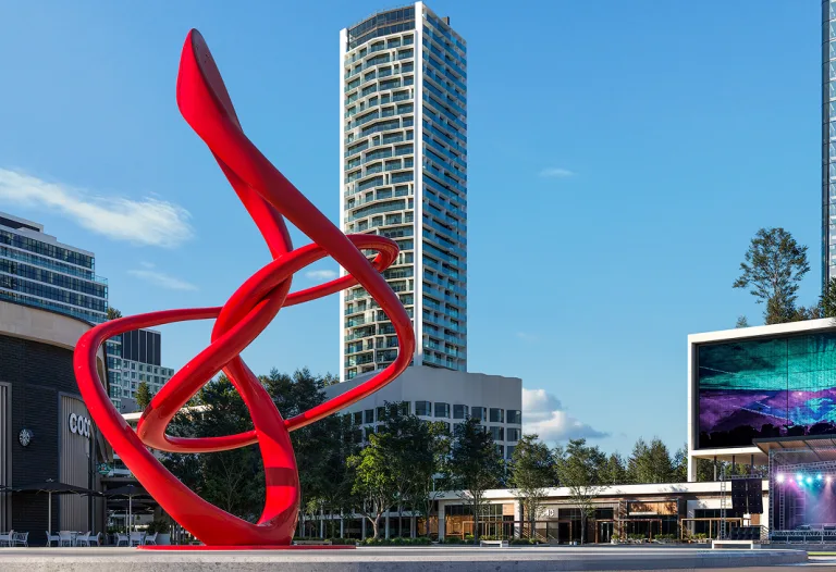 Sculpture contemporaine rouge aux Galeries Laval