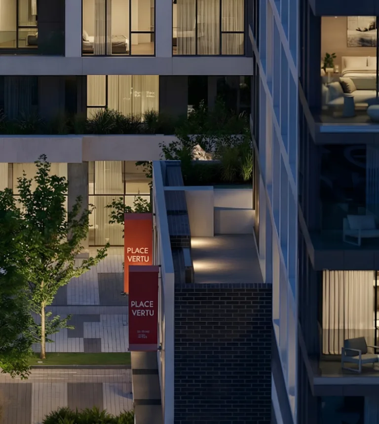 Vue en rapproché de la Place Vertu, avec ses bannières rouges et l'intérieur de logements visibles.