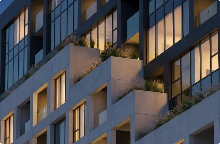 Vue rapprochée d'un immeuble moderne, avec fenêtres et verdure.