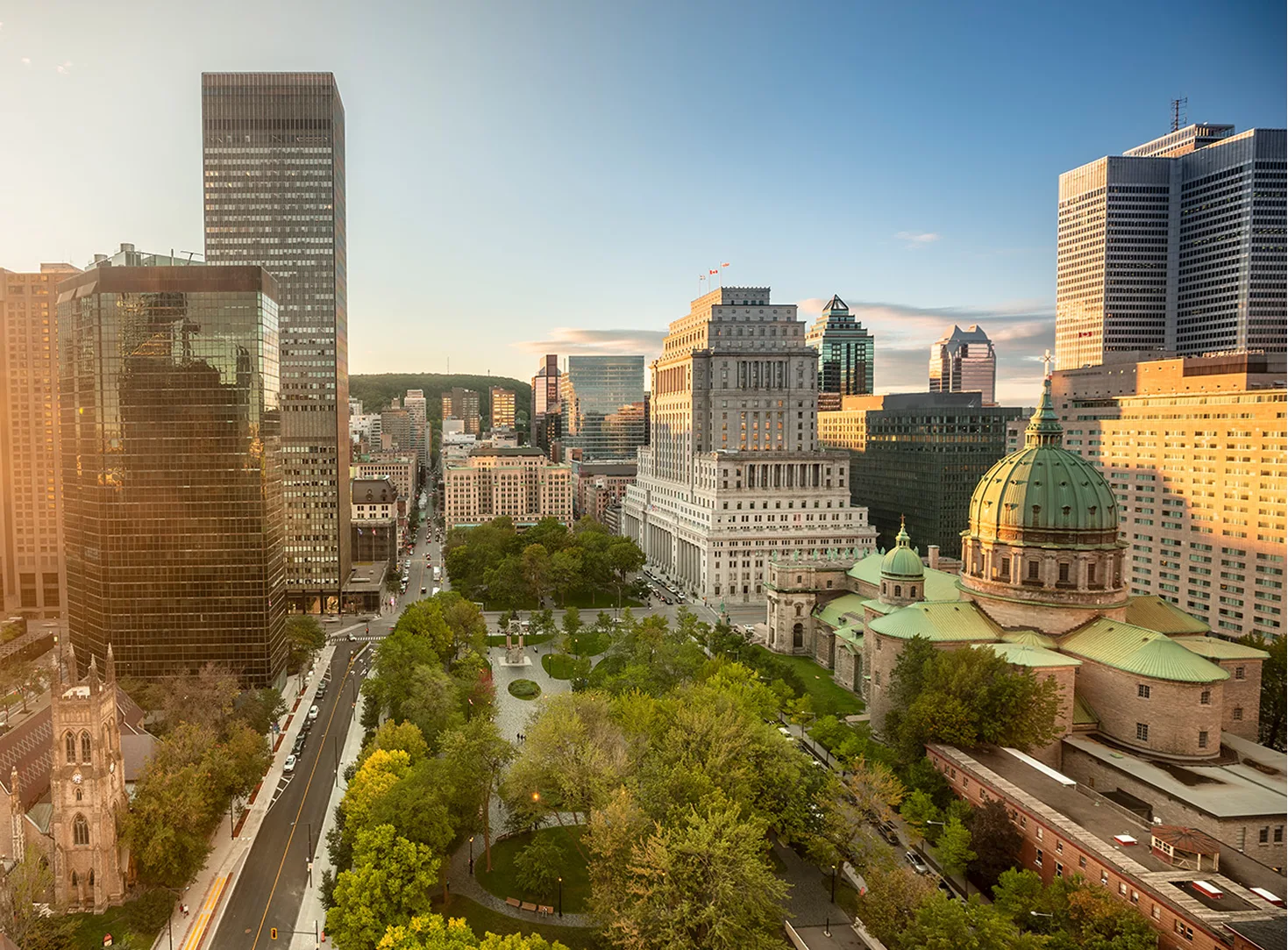 Vue du centre-ville de Montréal avec la Basilique Cathedrale Marie-Reine-du-Monde à l'avant