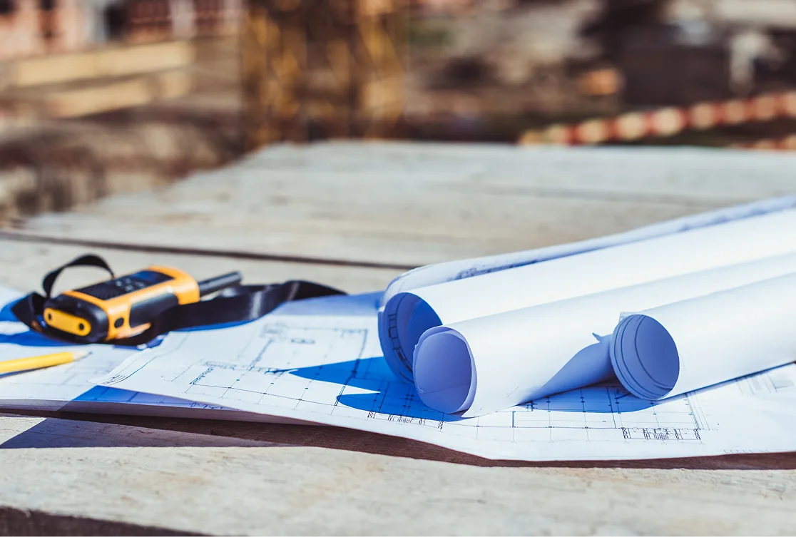 Plan d'architecte sur une table d'un chantier.
