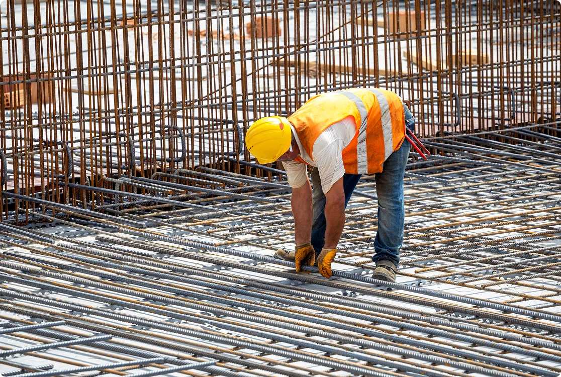 Homme de construction, travaillant sur une structure.